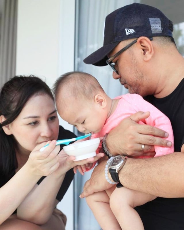 Bayi Mona Ratuliu memulai MPASI. Foto: Instagram/@monaratuliu