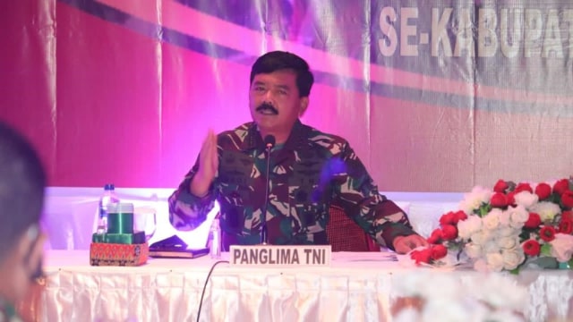 Panglima TNI Marsekal TNI Hadi Tjahjanto memberikan sambutan saat kunjungan kerja ke Papua di Rimba Papua Hotel Timika, Papua, Sabtu (28/11). Foto: Puspen TNI