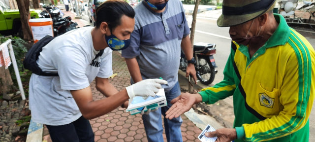 CCF membagikan masker kepada masyarakat.