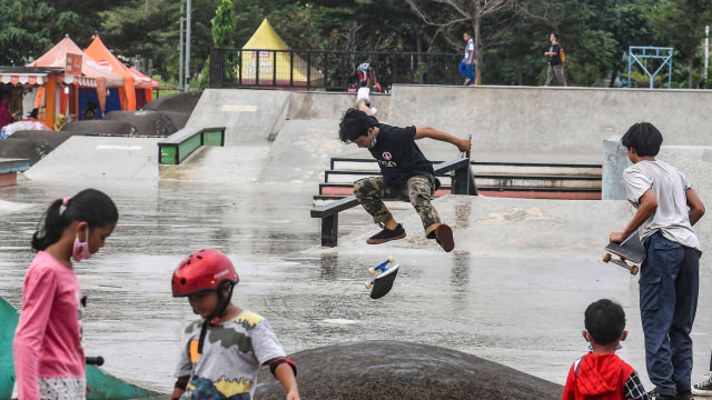Pengunjung bermain skateboard di area RPTRA/RTH Kalijodo, Jakarta, Sabtu (28/11/2020). Foto: Muhammad Adimaja/ANTARA FOTO