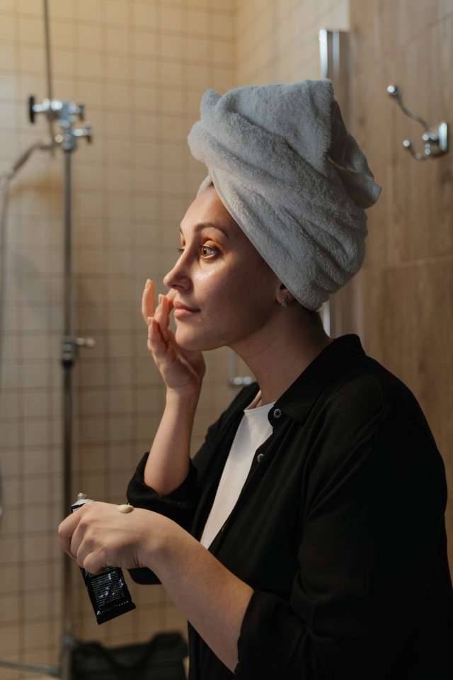Ilustrasi orang yang tengah makeup. Foto: Pexels