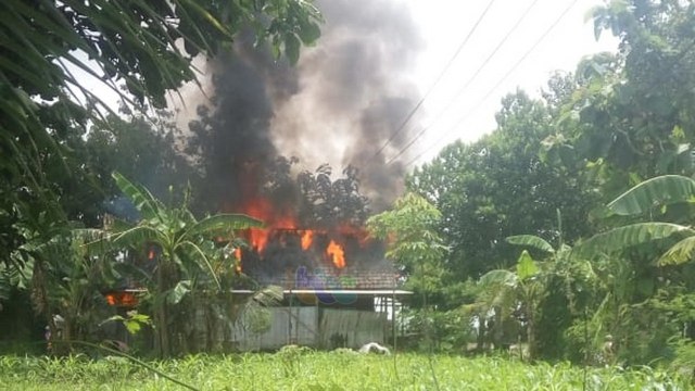 Kebakaran rumah milik Munawar (31), yang berlokasi di Dusun Sambirobyong Desa Sugihwaras Kecamatan Ngraho Bojonegoro. Minggu (29/11/2020)