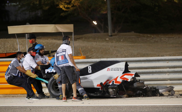 Petugas mengevakuasi mobil Romain Grosjean dari lintasan di Sirkuit Internasional Bahrain, Sakhir, Bahrain. Foto: Hamad I Mohammed/Reuters