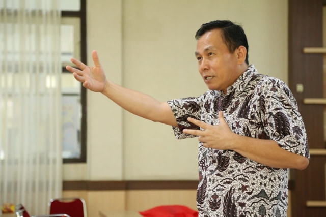Paparkan materi- Maryono, dosen PGSD Universitas Jambi yang juga fasilitator Program PINTAR Tanoto Foundation menyampaikan materi diseminasi Program PINTAR kepada para dosen FKIP Universitas Jambi. Foto: Ahmad Syaiful Bahri.