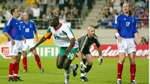 Papa Bouba Diop saat melawan timnas Prancis pada Piala Dunia 2002. Foto: Getty Images