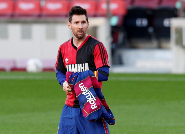 Selebrasi Lionel Messi mengenakan jersi Maradona. Foto: REUTERS/Albert Gea