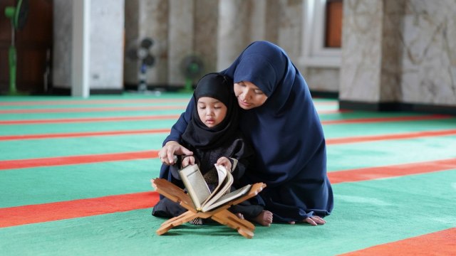 Ilustrasi Menuntut Ilmu melalui Kitab Suci. Foto: Shutterstock