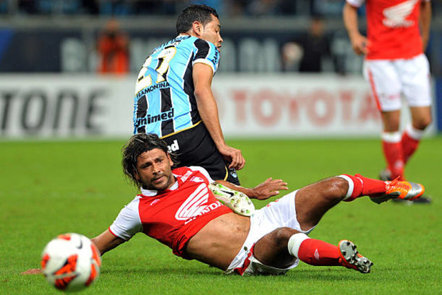 Gerardo Bedoya (bawah) ketika menjegal lawannya. Foto: Edu Andrade/FatoPress/LatinContent via Getty Images