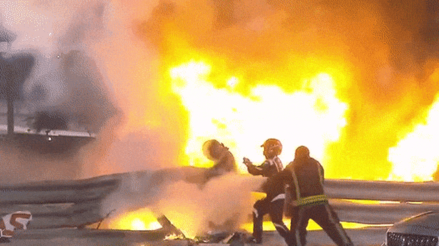 Evakuasi pebalap Romain Grosjean dari kecelakaan F1 GP Bahrain, Minggu (29/11). Foto: dok. instagram/f1/