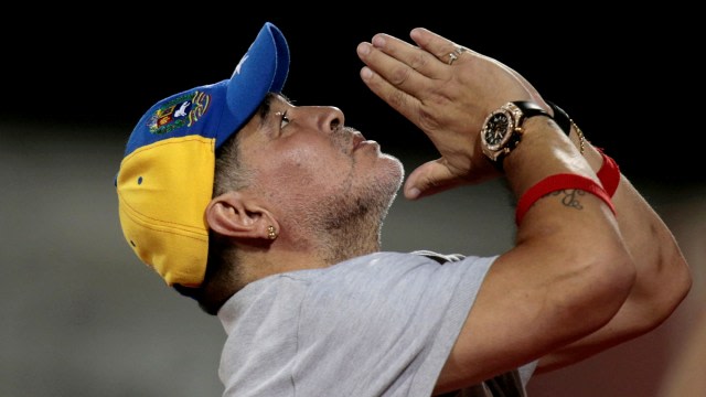 Diego Maradona dari Argentina bereaksi selama pertandingan Al Fujairah v Khor Fakkan di Stadion Fujairah, Fujairah, Uni Emirat Arab, 27 April 2018. Foto: REUTERS/Christopher Pike