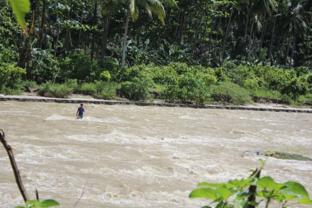 Debit air sungai Batu Ganda di Kolaka Utara kian meningkat menyusul tingginya curah hujan beberapa hari terakhir. Foto: Lukman Budianto/kendarinesia.