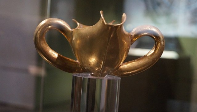 Cangkir terbuat dari emas, Harta Karun Priam. Foto: Wikimedia Commons