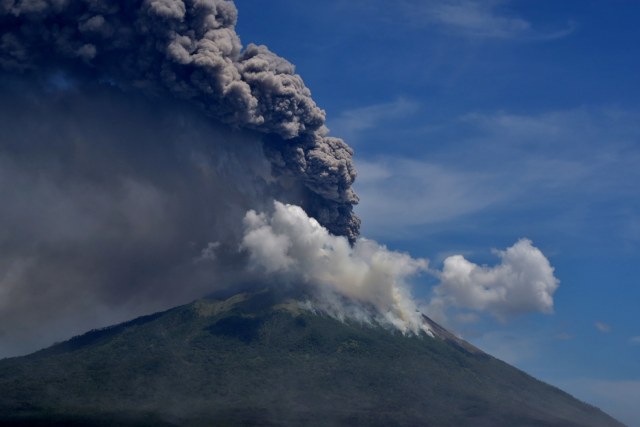 Gunung Api Ili Lewotolok mengeluarkan material vulkanik saat erupsi di Kabupaten Lembata, NTT, Minggu (29/11). Foto: Aken Udjan/Antara Foto