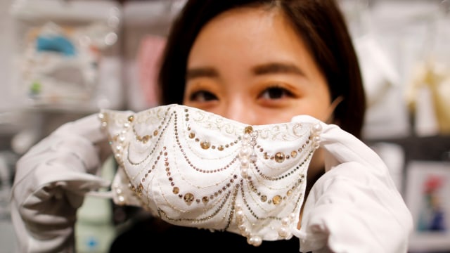 Viral Tampilan Masker Bertabur Berlian dari Jepang yang Dijual Rp 136 Jutaan di Tokyo, Jepang.  Foto: Issei Kato/REUTERS