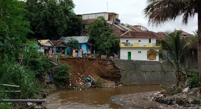 Plengsengan selebar 32 meter dan tinggi 5 meter di RT 03 RW 09, Kelurahan Kota Lama, Kecamatan Kedungkandang, ambrol pada Minggu malam (29/11/2020). Foto: Ulul Azmy