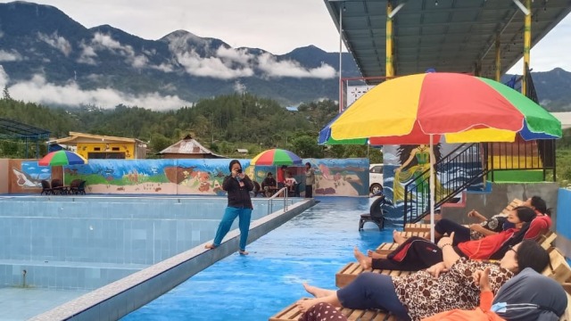Kolam renang SCV Tetean menjadi destinasi wisata baru di Mamasa, Sulawesi Barat. Foto: Frendy/sulbarkini