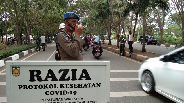 Petugas menggelar razia protokol kesehatan di Kecamatan Meuraxa, Kota Banda Aceh. Foto: Dok. Diskominfo Banda Aceh