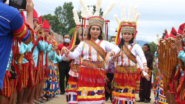 Pementasan tarian adat mamasa pada peresmian kolam renang wisata SCV Tetean. Foto: Frendy/sulbarkini