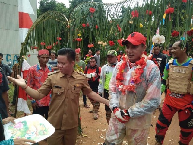 Bupati Kotim Supian Hadi dalam blusukan di salah satu Desa beberapa waktu lalu.