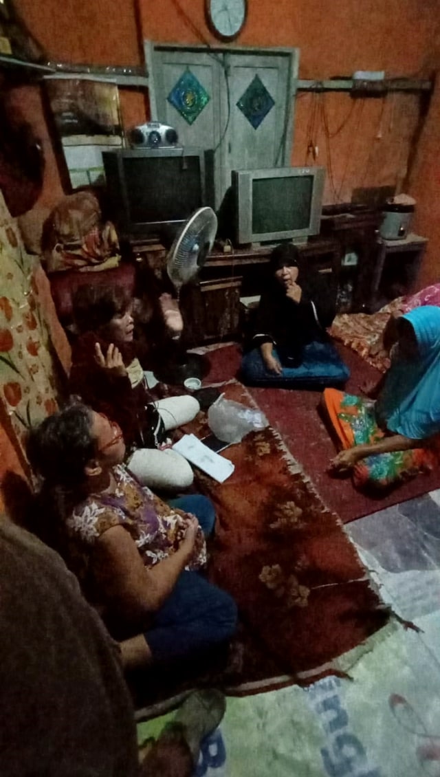 Dua wanita ditangkap karena diduga bagikan uang Rp 50 ribu untuk ajak pilih Bobby. Foto: Dok. Istimewa