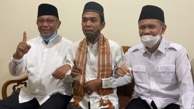 UAS bersama Akhyar Nasution dan Salman Al Farisi. Foto: Sumut News.