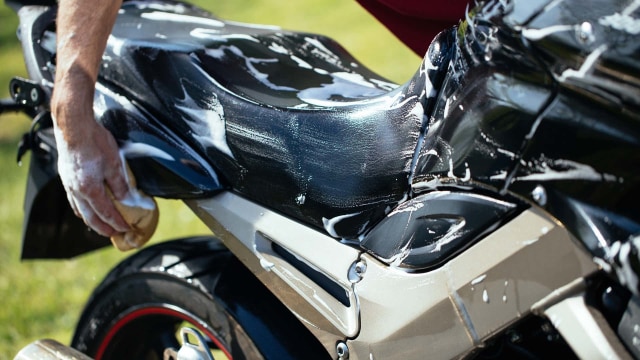 Ilustrasi cuci motor. Foto: Bikewale