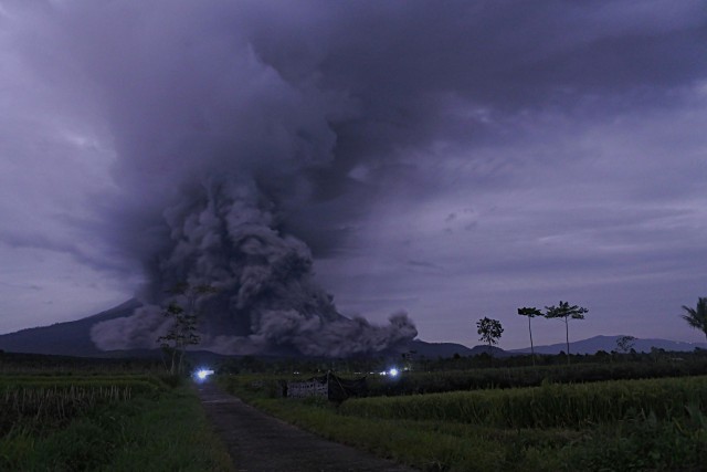 Luncuran awan panas Gunung Semeru terpantau dari Kecamatan Pronojiwo, Lumajang, Jawa Timur, Selasa (1/12).  Foto: Seno/ANTARA FOTO