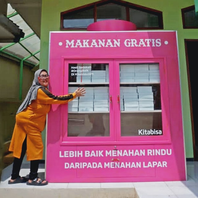 Bude Sumiyati bersama dengan Kotak Makan Raksasa di Masjid An-Nur Hidayah, Subang