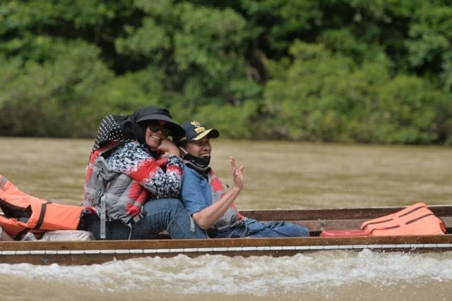 GUBERNUR Riau, Syamsuar dan istri, Misnarni.