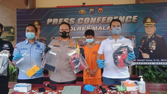 Kapolres Malang AKBP Hendri Umar saat melakukan konferensi pers terkait pembunuhan AP di Kalipare, Malang. Foto: Rizal.
