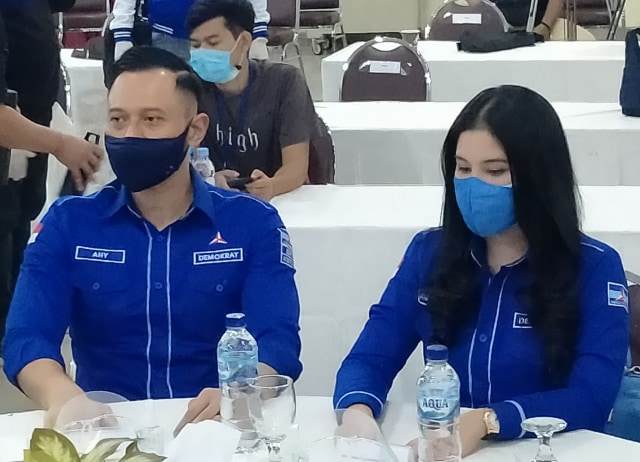 Ketua Umum Partai Demokrat Agus Harimurti Yudhoyono (AHY) saat pertemuan dengan pasangan sholawat di Hotel Handayani Indramayu, Selasa (01/12/2020) malam. (Juan)