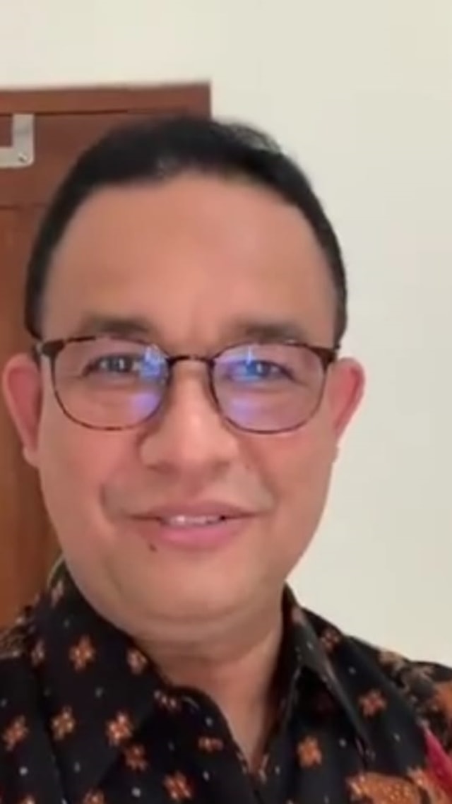 Gubernur DKI Jakarta Anies Baswedan live instagram saat menjalani isolasi mandiri di rumah dinasnya. Foto: Instagram/@aniesbaswedan