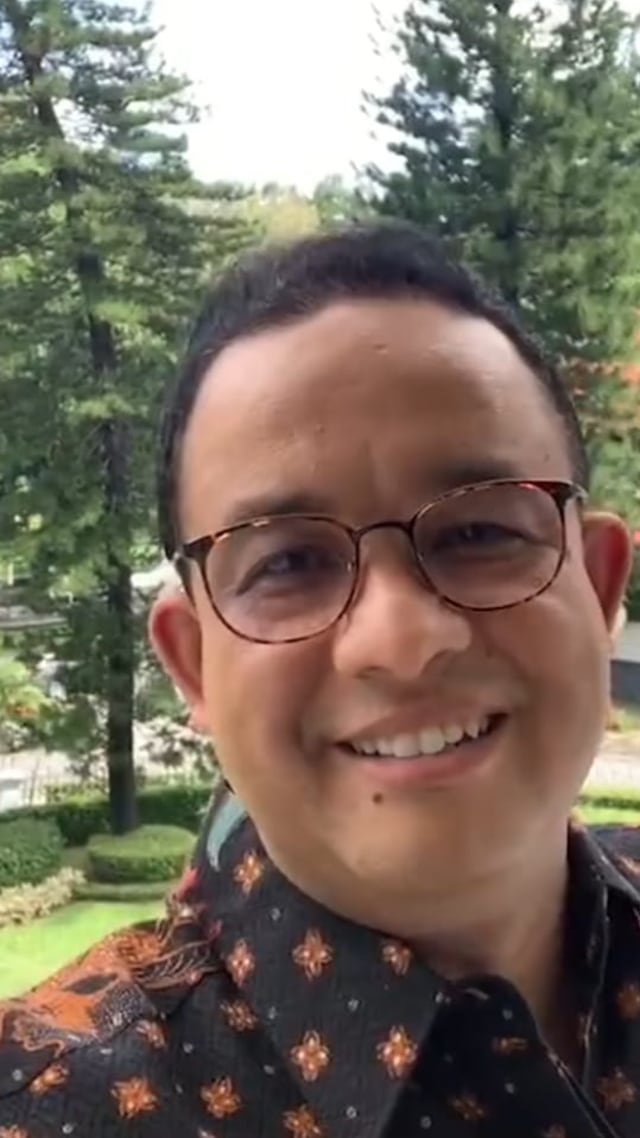 Gubernur DKI Jakarta Anies Baswedan live instagram saat menjalani isolasi mandiri di rumah dinasnya. Foto: Instagram/@aniesbaswedan