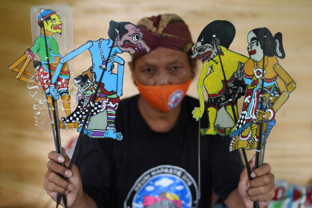 Iskandar Hardjodimuljo menunjukkan wayang uwuh atau limbah rumah tangga di Cawang, Jakarta, Rabu (2/12).  Foto: Wahyu Putro A/ANTARA FOTO
