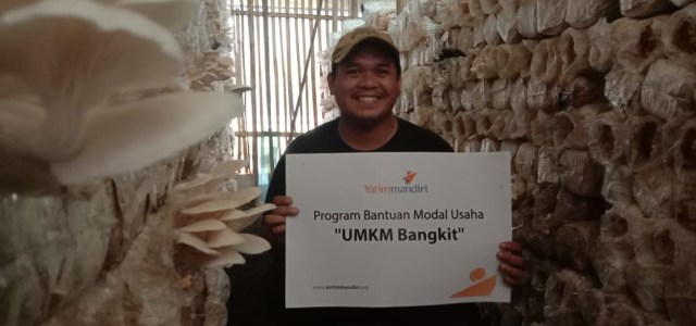 Bapak Miftahul Huda salah seorang penerima manfaat dari program UMKM Bankit dari Lembaga Amil Zakat Nasional Yatim Mandiri.