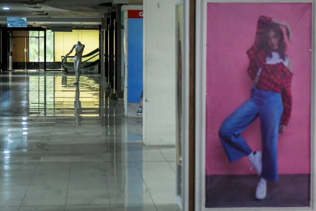 Suasana pusat perbelanjaan Golden Truly, di Jalan Gunung Sahari, Jakarta, Rabu (2/12). Foto: Galih Pradipta/ANTARA FOTO