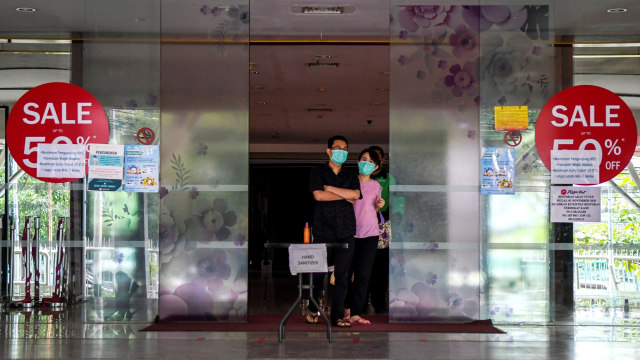 Pengunjung meninggalkan pusat perbelanjaan Golden Truly, di Jalan Gunung Sahari, Jakarta, Rabu (2/12). Foto: Galih Pradipta/ANTARA FOTO