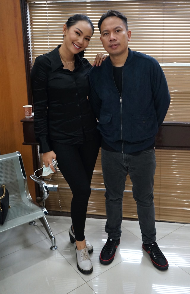 Kalina Oktarani dan Vicky Prasetyo saat hadir di Pengadilan Negeri Jakarta Selatan, Jakarta, Rabu, (2/12). Foto: Ronny