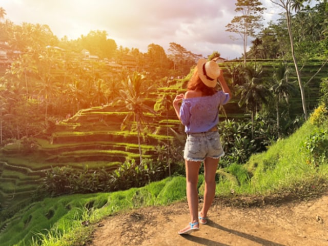 Ilustrasi milenial traveling di Indonesia. 