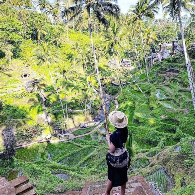 Ilustrasi wisatawan liburan di Indonesia.
