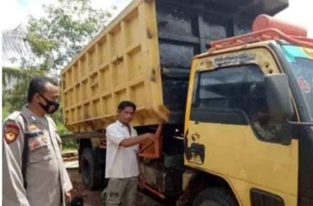Polisi saat meninjau TKP kematian korban yang ditindih bak truk di Cempaga Hulu.
