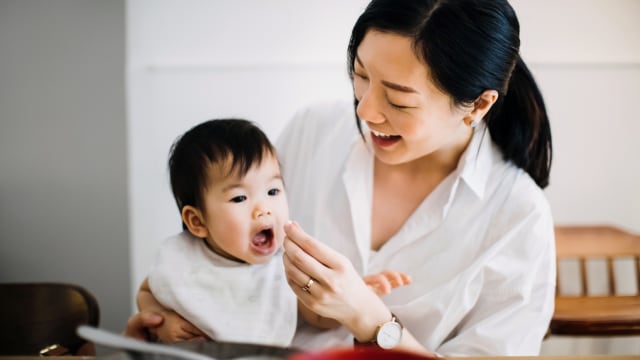 Benarkah Kebiasaan Makan di Depan Bayi Dapat Meningkatkan Nafsu Makannya? Foto: Getty Images
