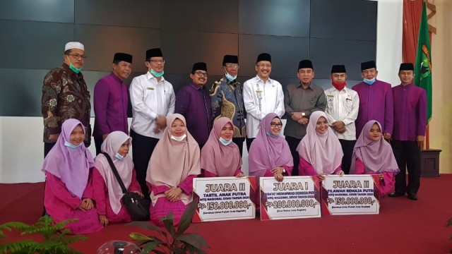 Foto bersama usai penyerahan bonus kepada kafilah Sumbar yang juara umum MTQ Nasional 2020. Foto: ist