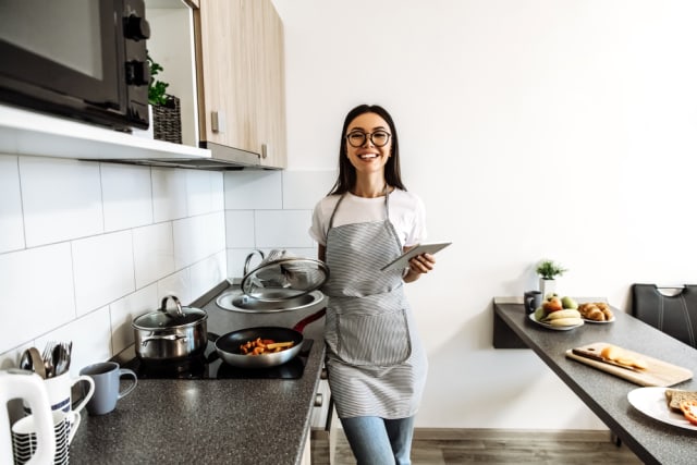 Mengembangkan skill memasak di ruma. Foto: Shutterstock