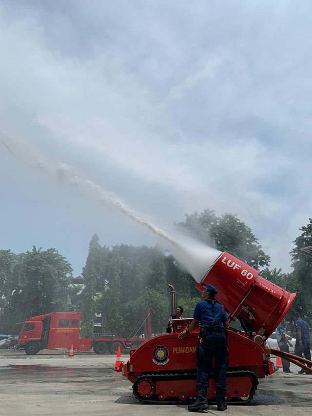 Petugas mengoperasikan alat pengurai asap LUF 60 milik Damkar DKI. Foto: Mirsan Simamora/kumparan