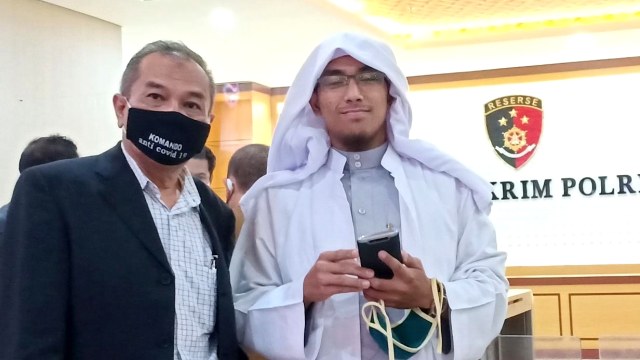 Ustaz Maaher bersama Kuasa Hukumnya Djudju Purwantoro. Foto: Dok. Djudju Purwantoro
