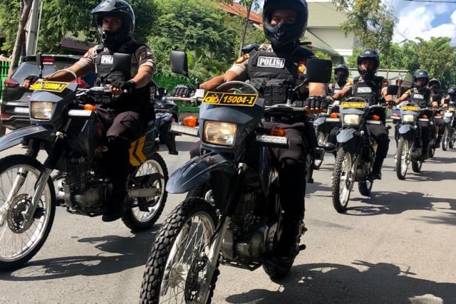 Patroli polisi saat melintas di jalan dalam wilayah Kota Banda Aceh, Aceh, Rabu (13/11). Foto: Suparta/acehkini