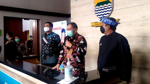 Wali Kota Bandung Oded M. Danial saat konferensi pers di Balai Kota Bandung, Kamis (3/12). Foto:  Rachmadi Rasyad/kumparan 