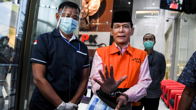 Mantan anggota Badan Pemeriksa Keuangan (BPK) Rizal Djalil (kanan) mengenakan rompi tahanan seusai diperiksa di gedung KPK, Jakarta, Kamis (3/12).  Foto: Hafidz Mubarak A/ANTARA FOTO