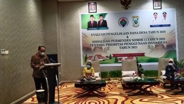 Wamen Desa PDTT saat memberikan arahan dalam kegiatan Evaluasi Pengelolaan Dana Desa Tahun 2020 dan Sosialisasi Permendes No 13 Tahun 2020, Kamis (3/12), foto : Yanti